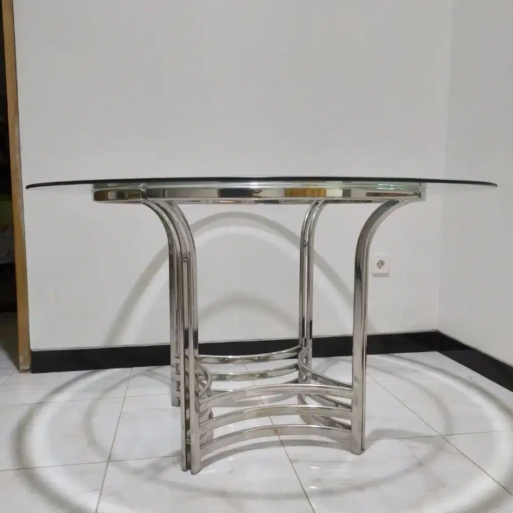 Meja makan kaca tebal bundar