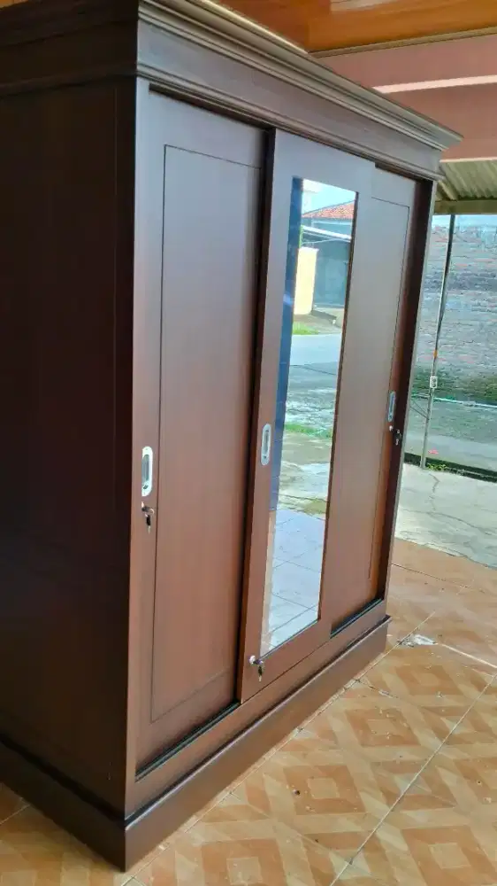 Lemari tiga pintu sliding