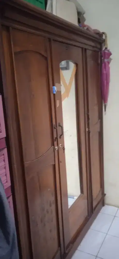 Lemari kayu semi jati