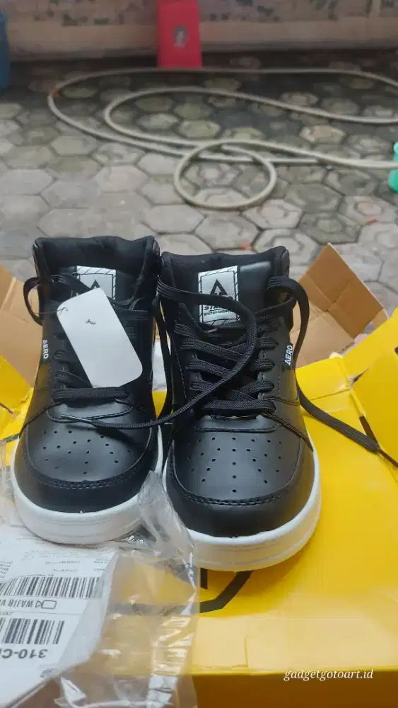 Sepatu sekolah dan olahraga