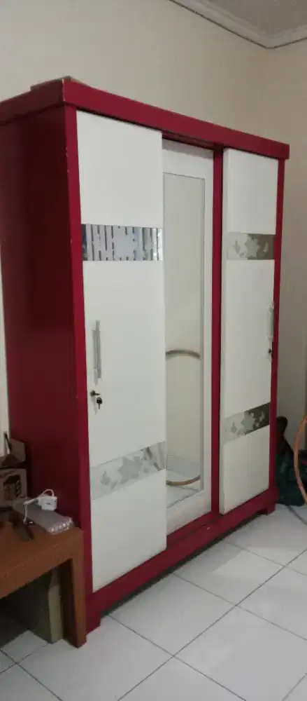 Lemari pakaian 3 pintu