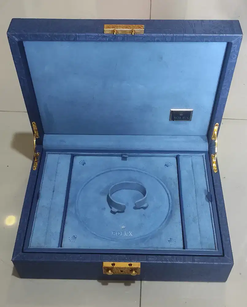 Kotak jam tangan warna biru