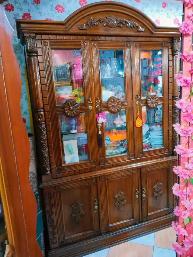 Lemari jati Jepara ukir