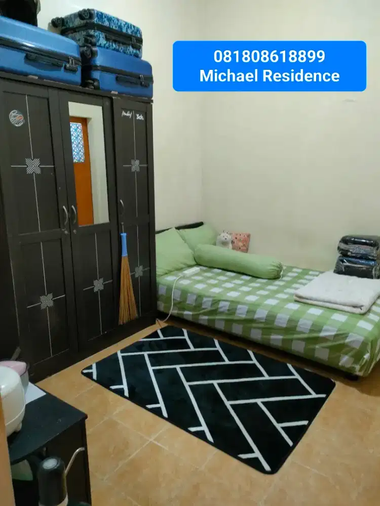 Kost Cewek parkir mobil di MT Haryono