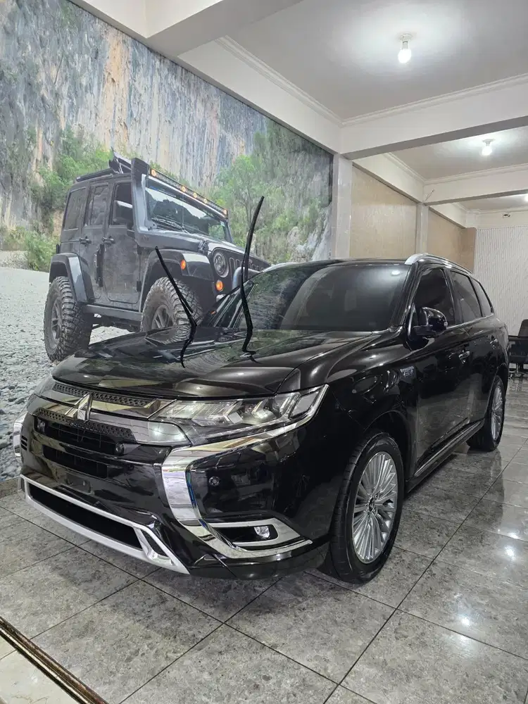 OUTLANDER PHEV 2.4 HYBRID 4X4 AWD TAHUN 2019 LOW KM 57rb PLAT B