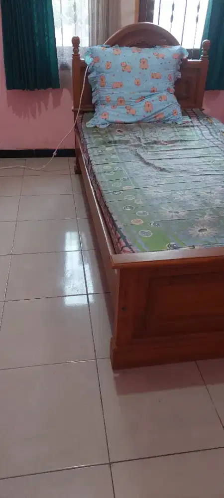 Dipan Tempat Tidur Bekas