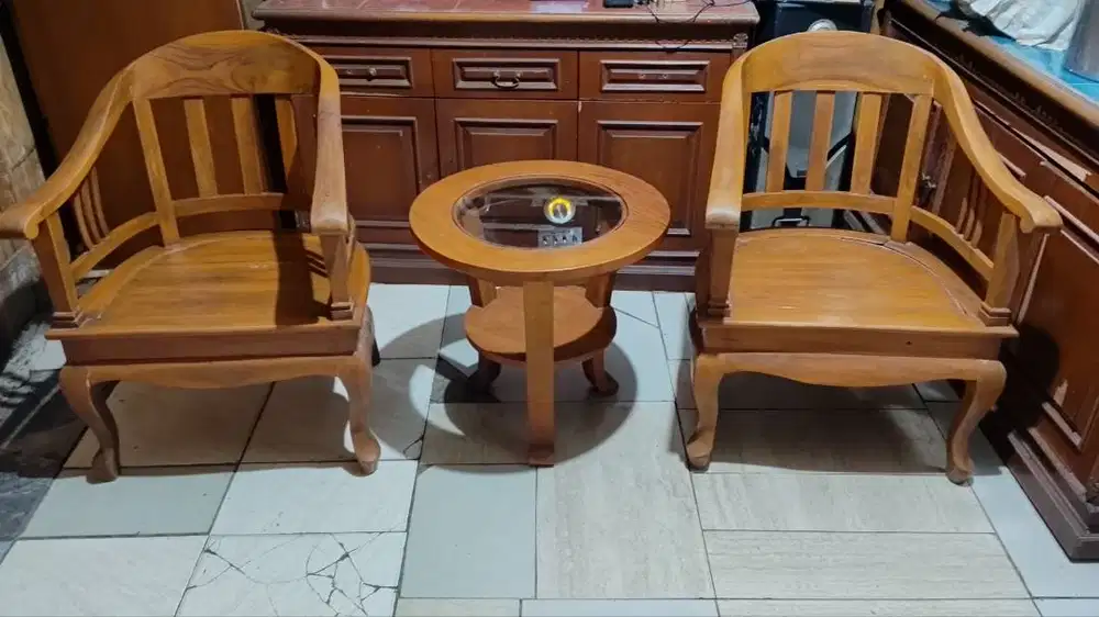 Kursi dan meja bulat