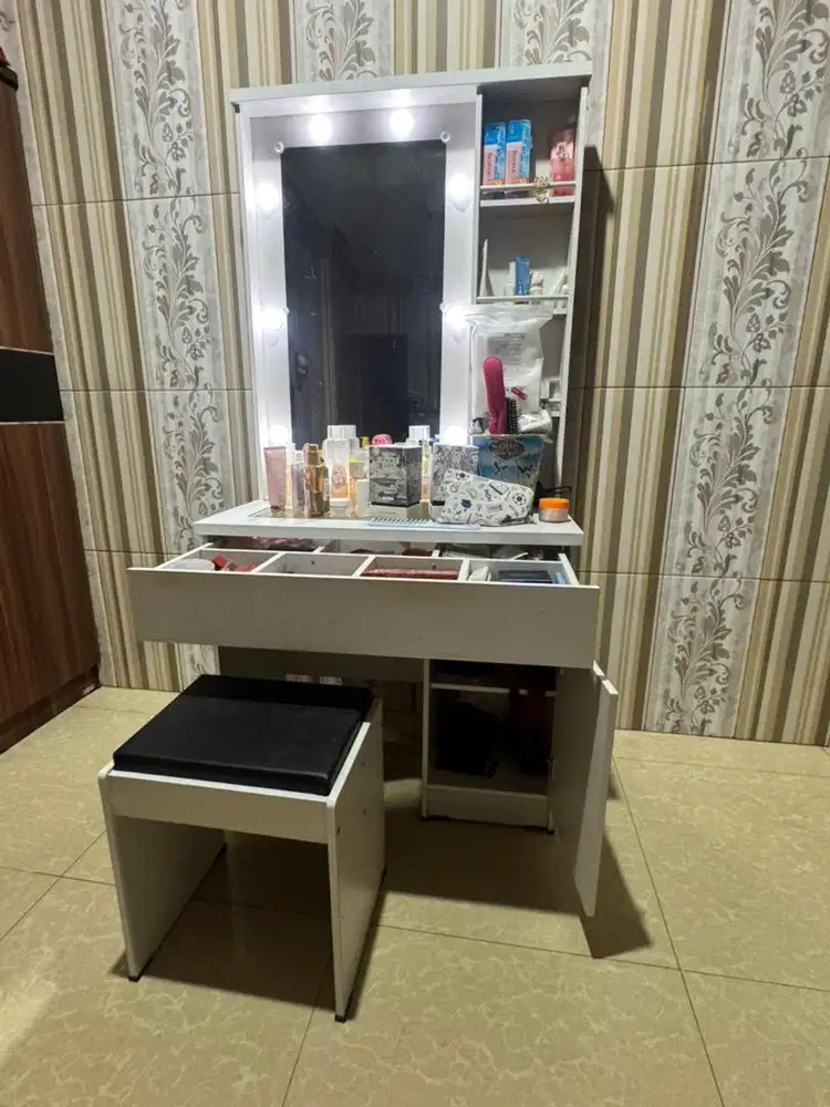 Lemari & meja rias