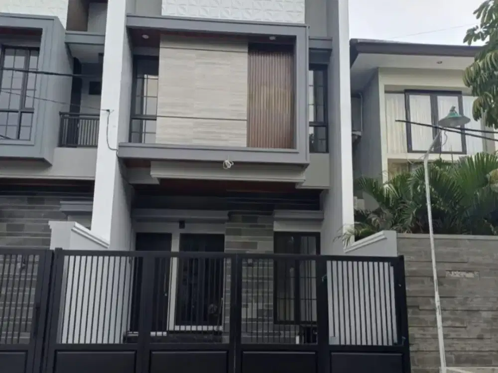 Manyar Jaya ⚬ PLN 2200w ⚬ Row 4mobil  ⚬ Carport 2 mobil ⚬ Hadap Selatan