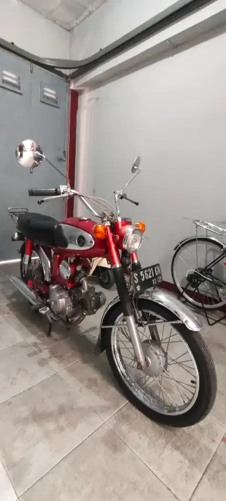 Honda S90 merah