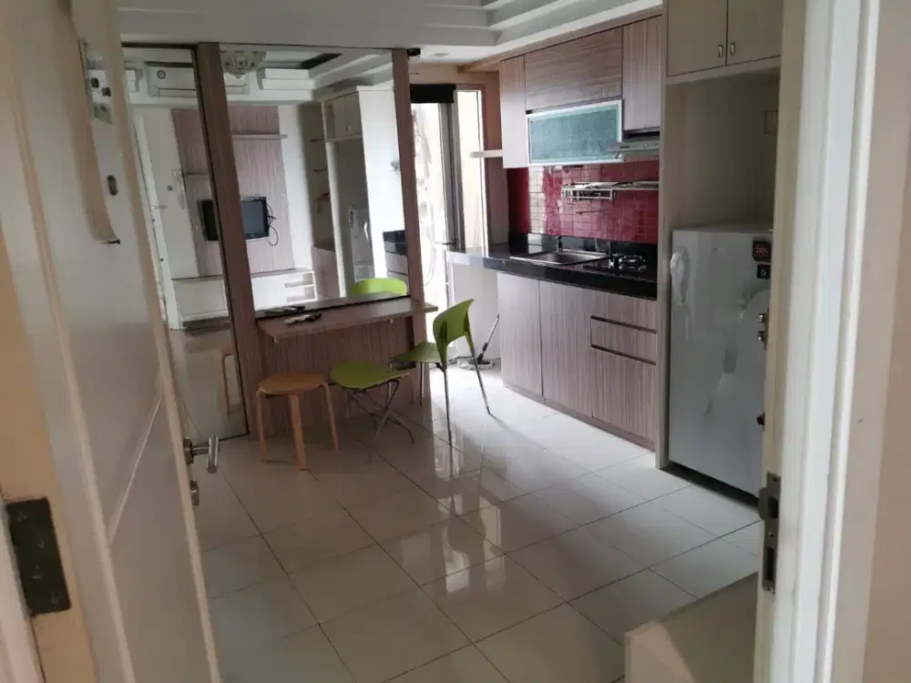 ready disewakan apartemen green lake sunter,2kamar,furnished,view danau,hadap selatan,AC 3 dan waterheater.24jt/6 bulan sewa