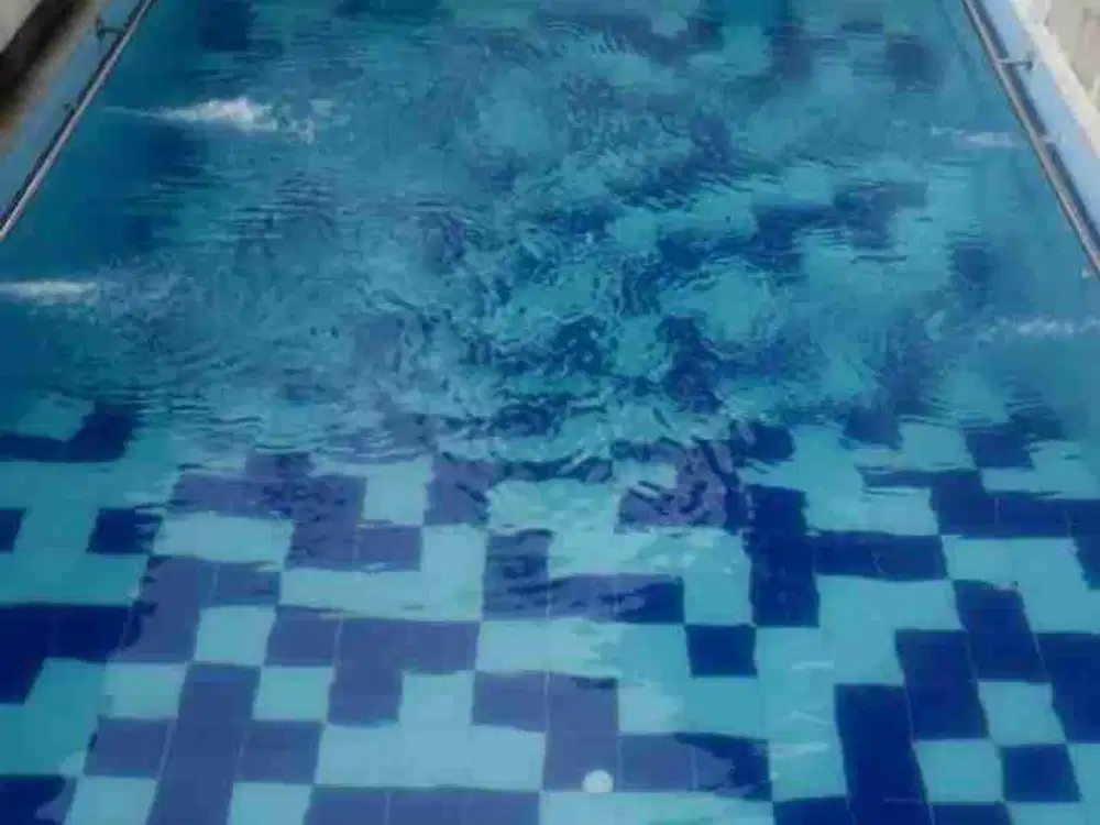 ADA KOLAM RENANG RUMAH CISARANTEN SEMI FURNISH MURAH