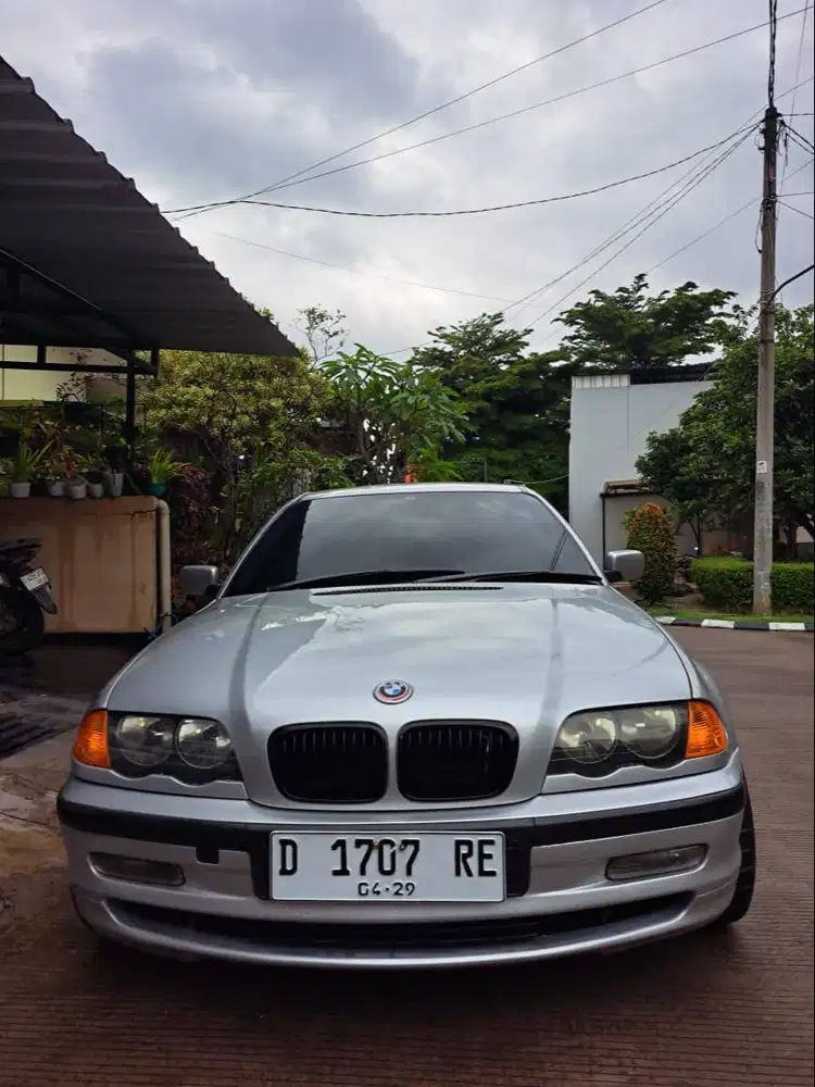 BMW E46 Tahun 2001 Silver