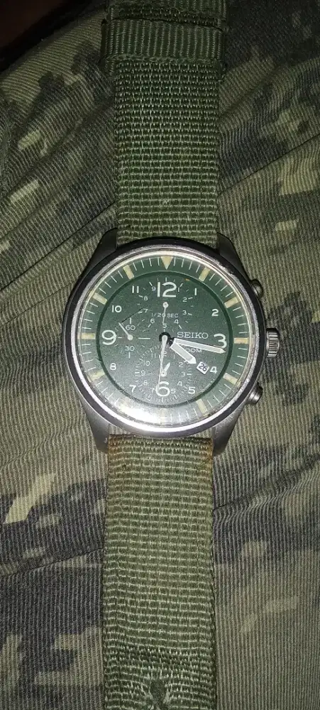 Jam tangan Seiko cronograph.