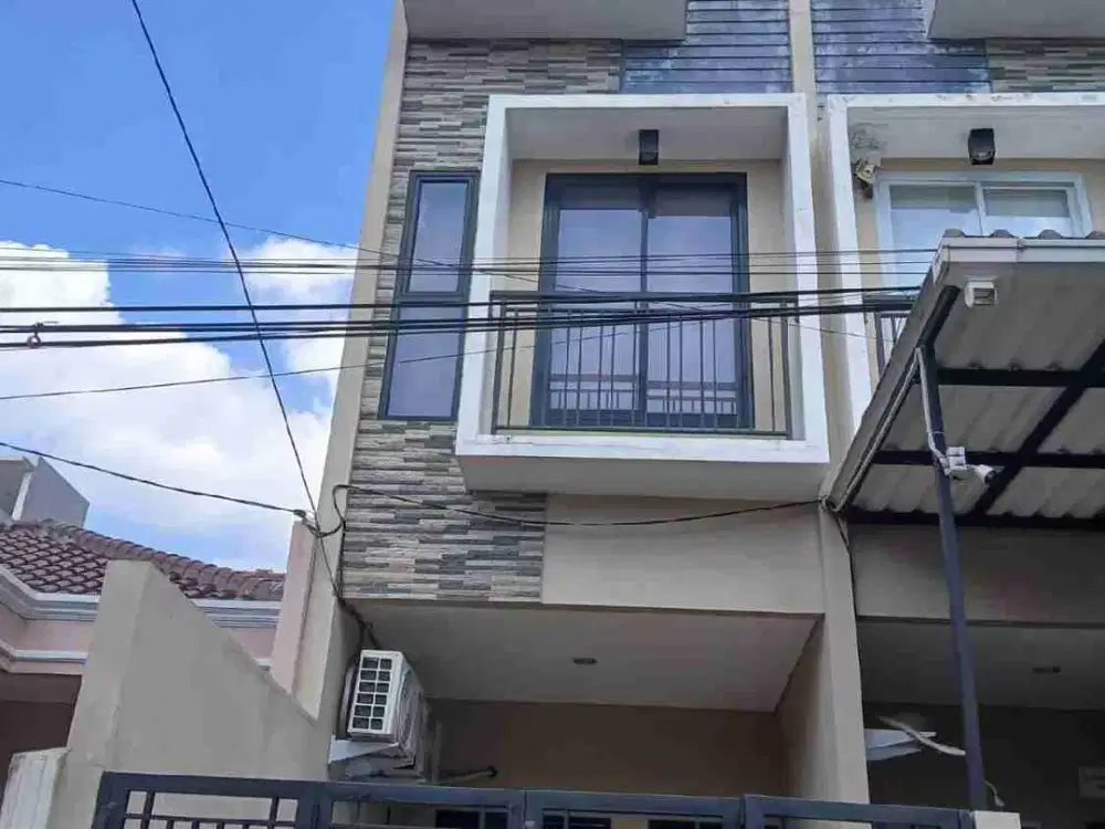 Rumah 3 Lantai Dalam Komplek di Kedoya Kebon Jeruk Jakarta Barat