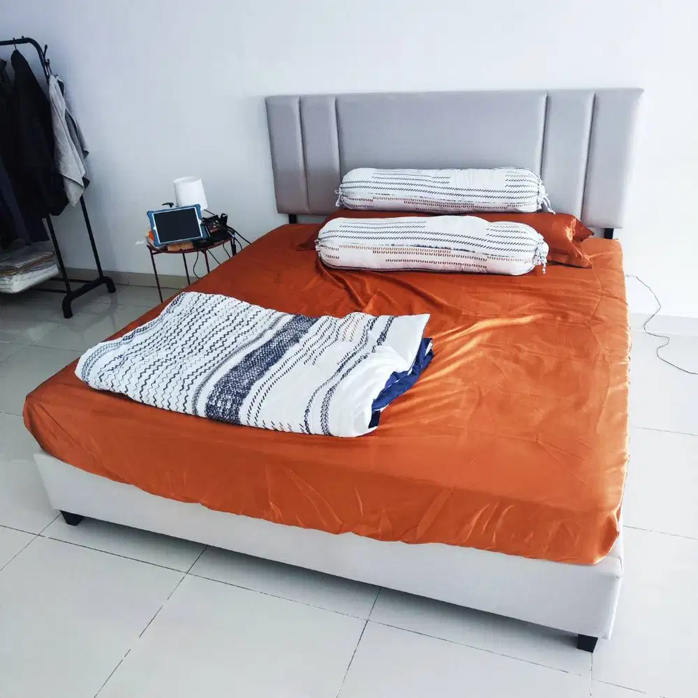 Ranjang Ukuran Queen dengan Sandaran Kepala