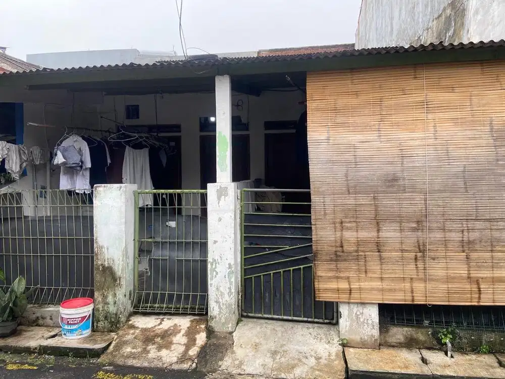 Jual rumah dalam bentuk kontrakan 2 pintu.