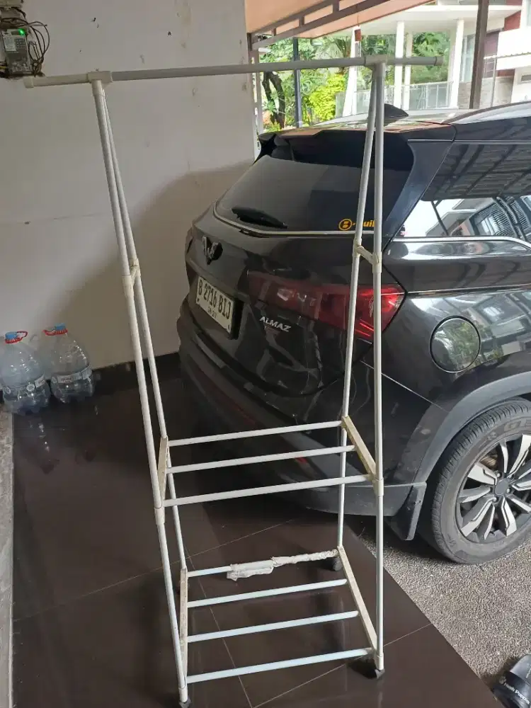 Gantungan baju dan rak sepatu dari alumunium