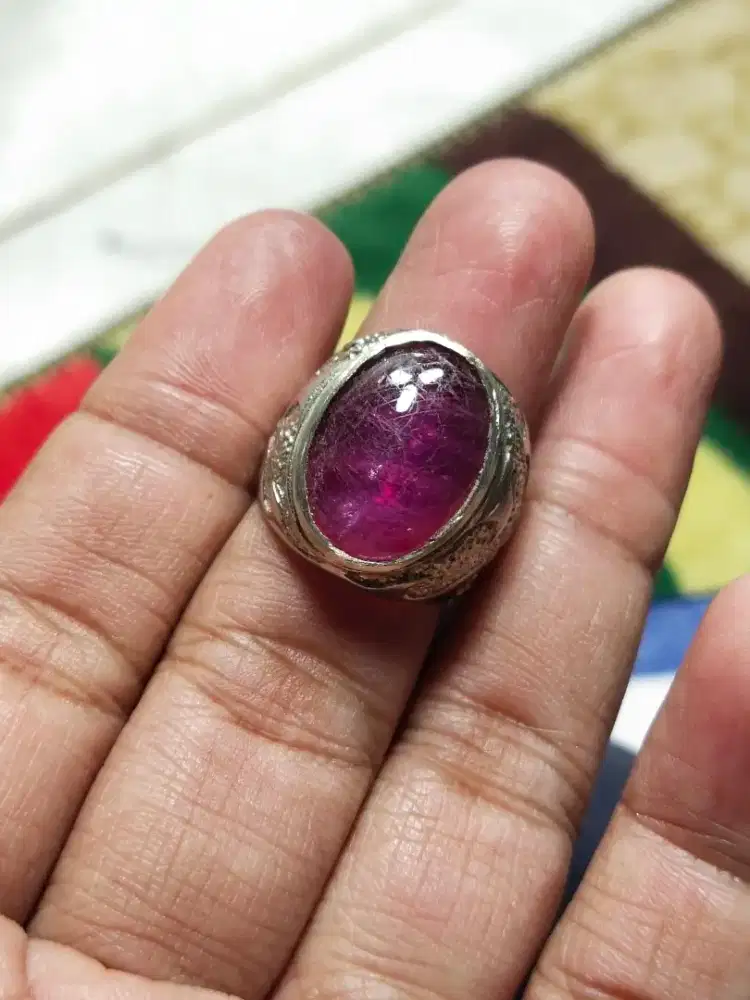 Cincin batu merah ruby