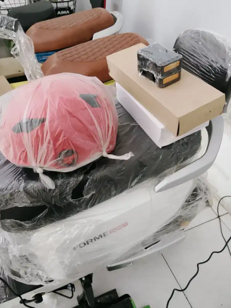 Helm ,charger ,batre ,dan sperpart lain sepedalistrik