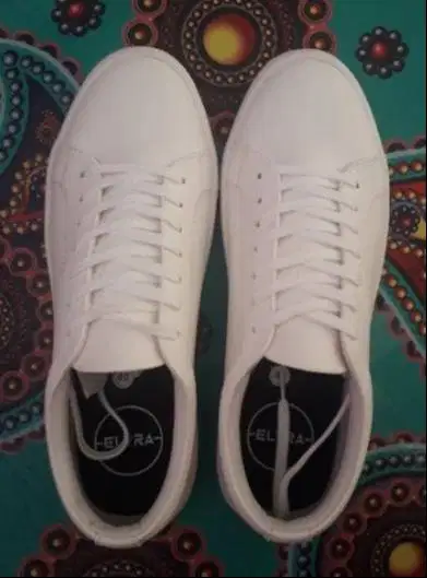 Sepatu Sneakers Putih Pria