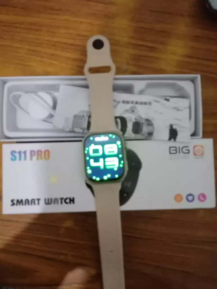 Jam smartwatch warna gold