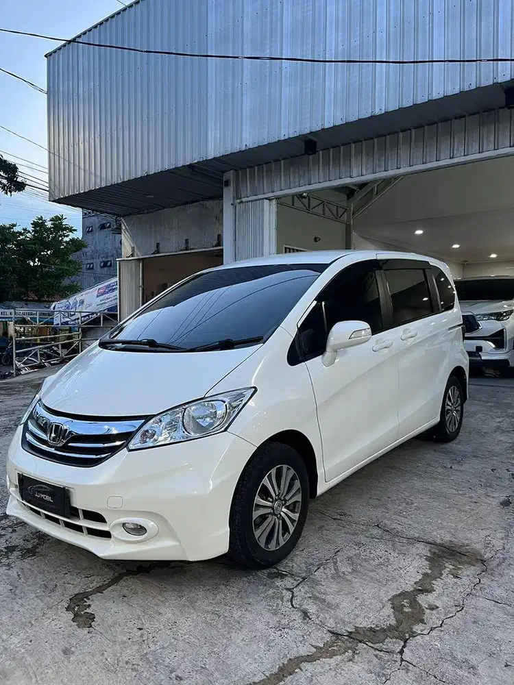 HONDA FREED E 1.5 PSD AC DOBEL 2013 PUTIH