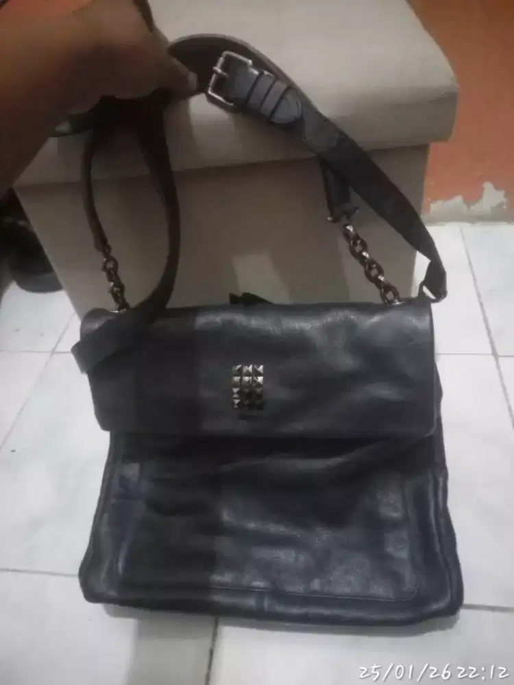 Tas kulit kondisi kaya baru