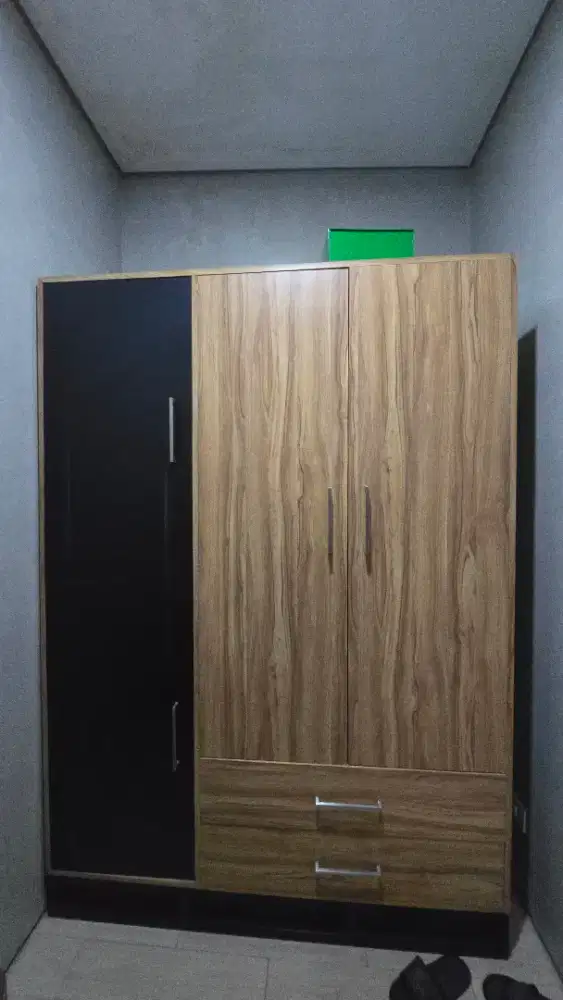 Lemari kayu 3 pintu kaki besi