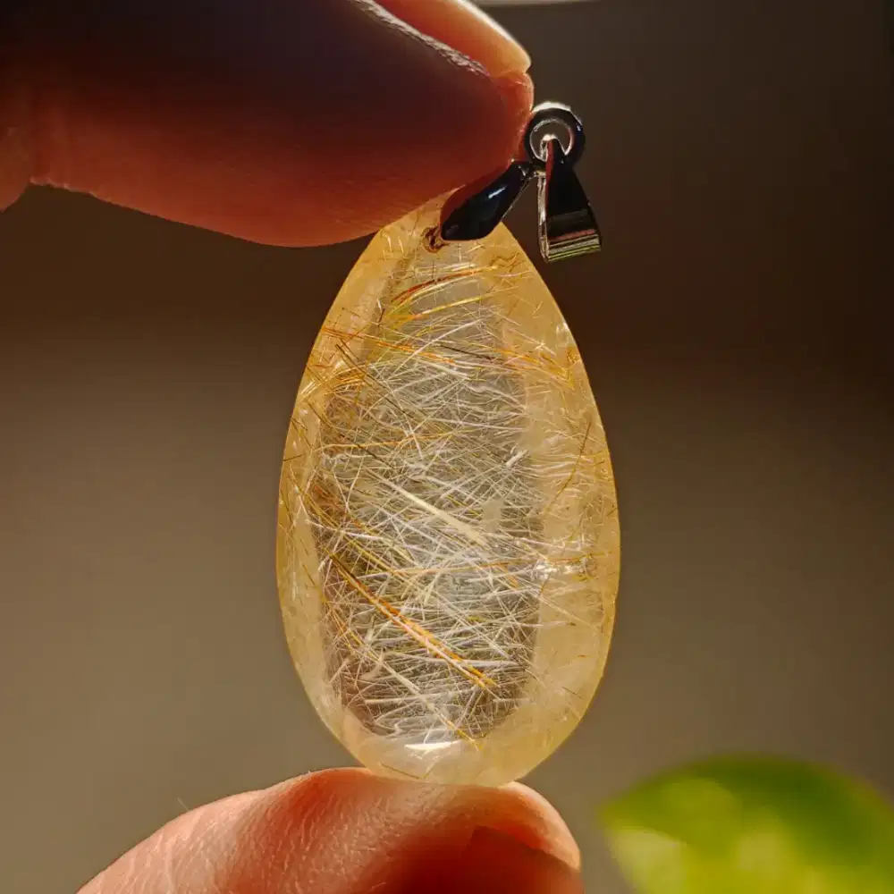 Liontin batu natural rambut Cendana emas