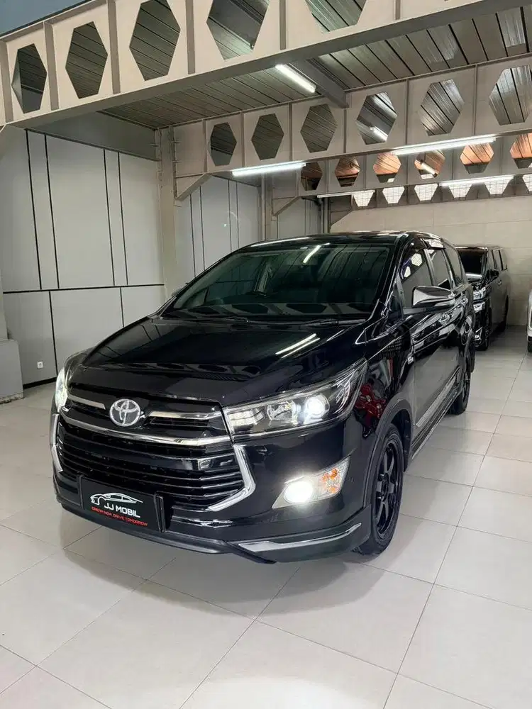 VENTURER BENSIN 2.0 AT 2017 HITAM