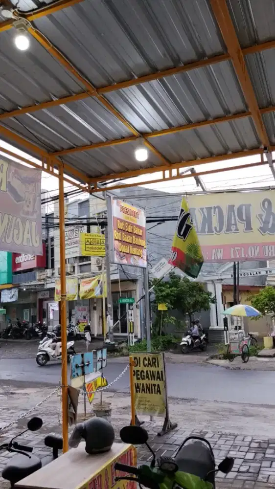 Pegawai wanita jaga depan toko