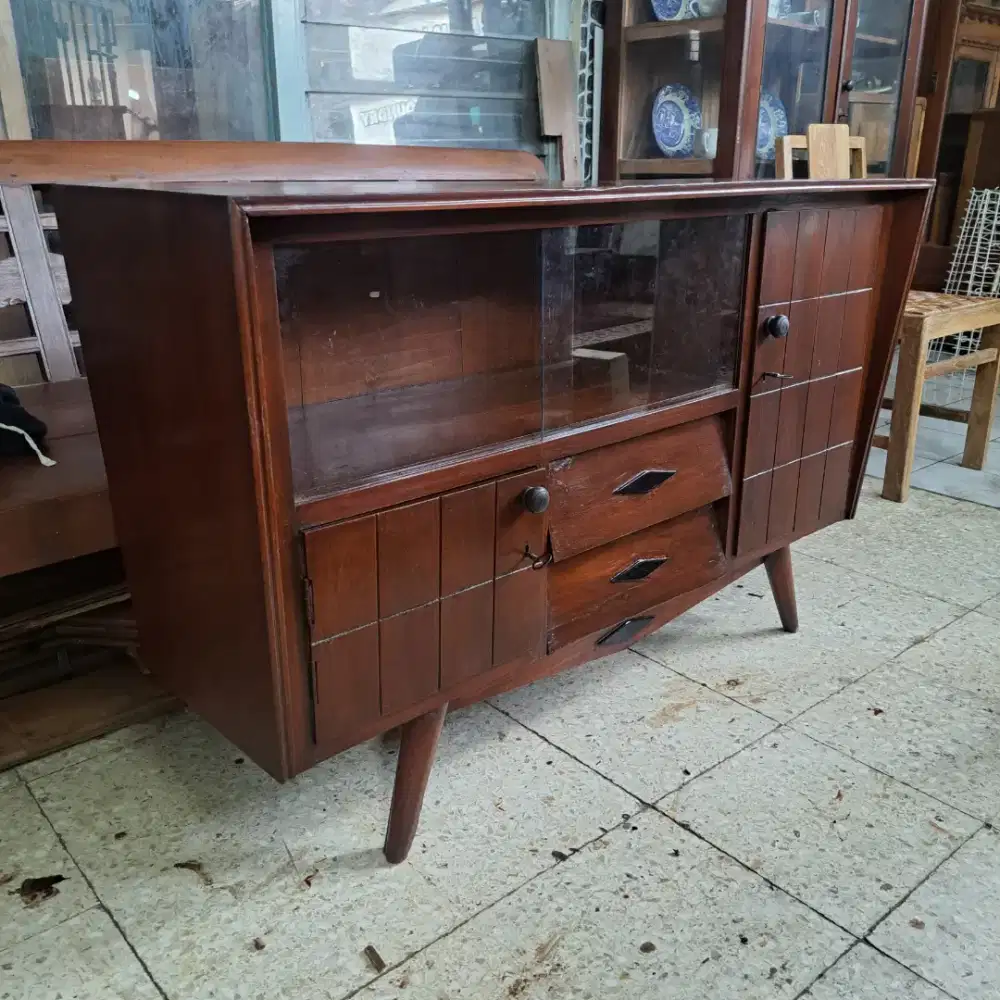 Buffet Jengki
jati tua
Dimensi 
P124cm
T78cm
L38cm