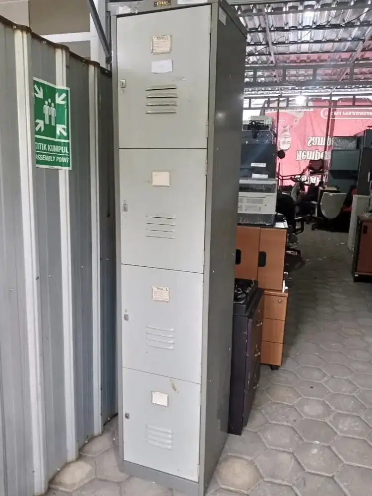 Loker full besi 4 pintu