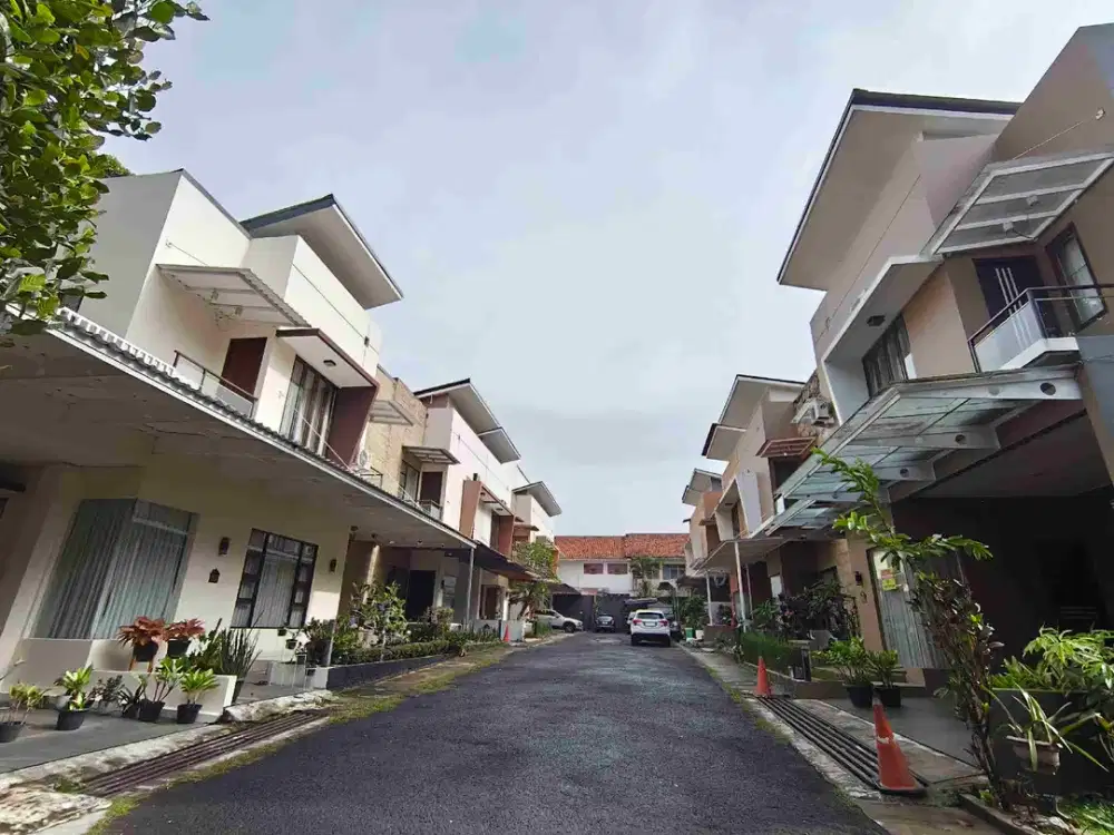 dijual rumah mewah di Jl utama sutami dekat ke kampus maranatha dan tol pasteur