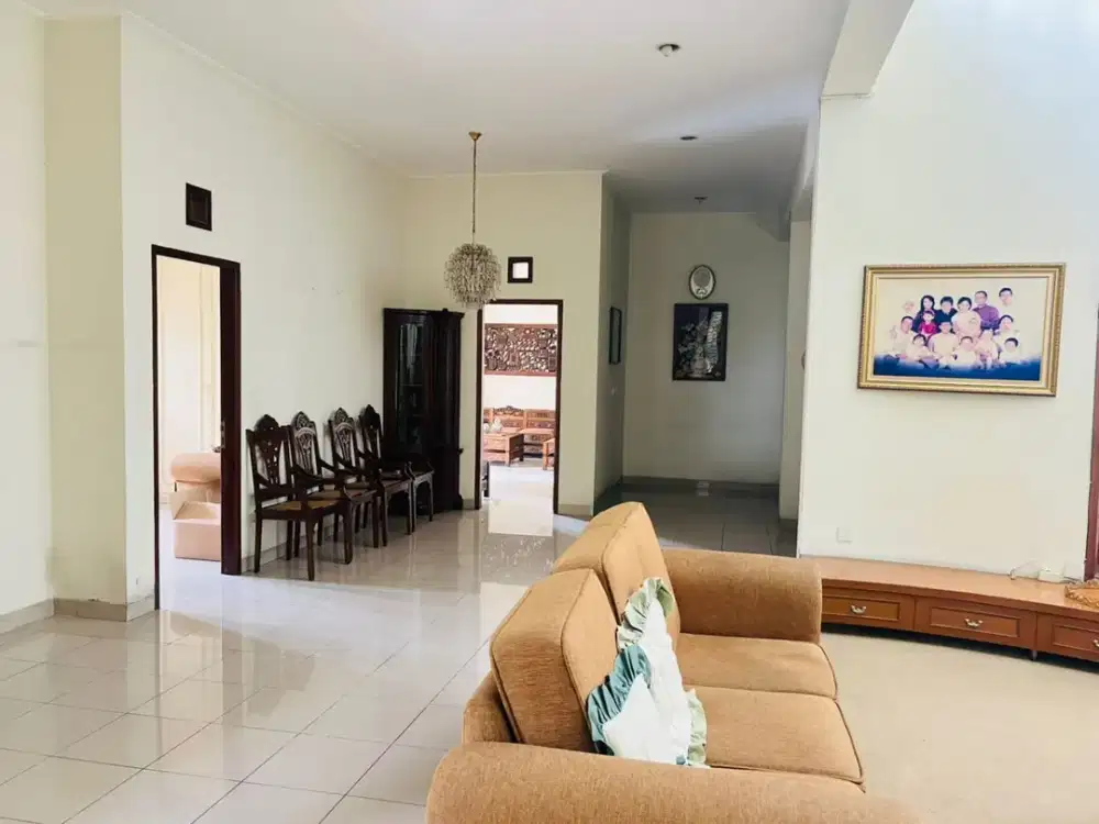 Dijual Rumah luas komplek Parahyangan rumah villa Gegerkalong Bandung