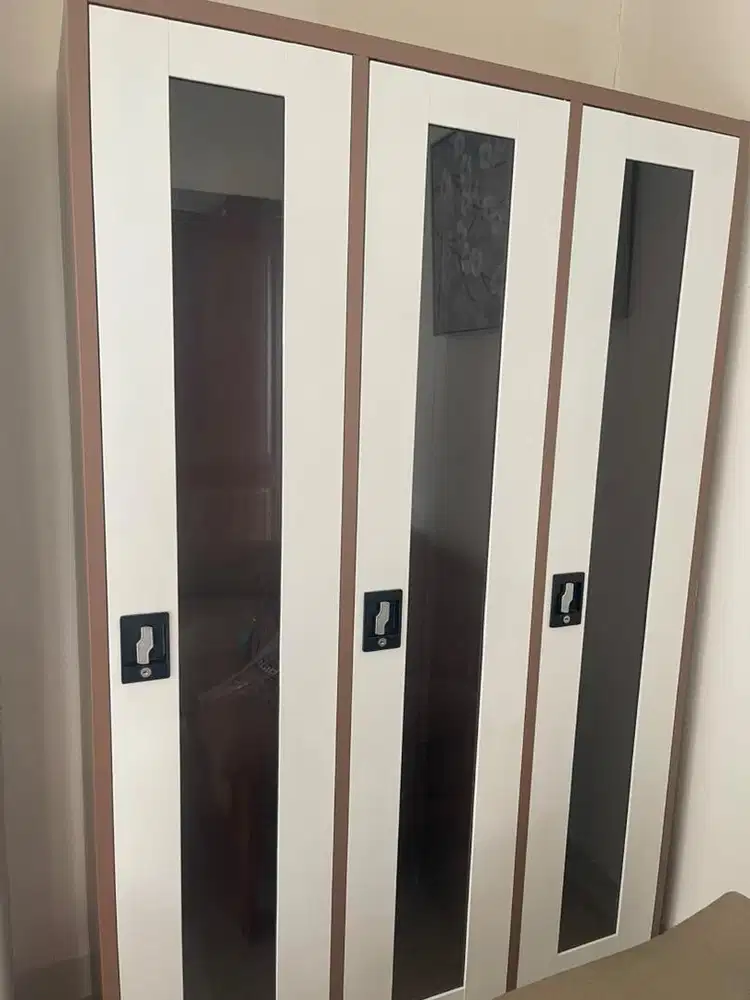 Lemari Besi 3 Pintu Kondisi Bagus Banget