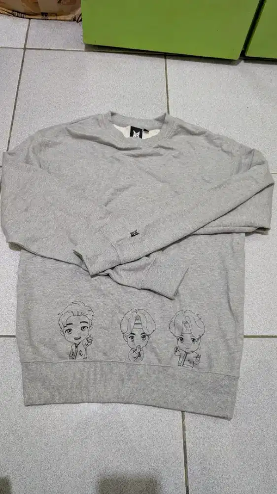 Tiny Tan Big Hits BTS Sweetshirt Crewneck Ukuran M
