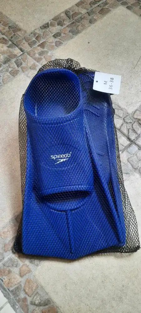 Sepatu renang anak merk speedo