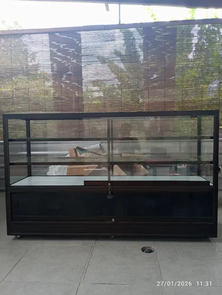 Etalase warna coklat tua