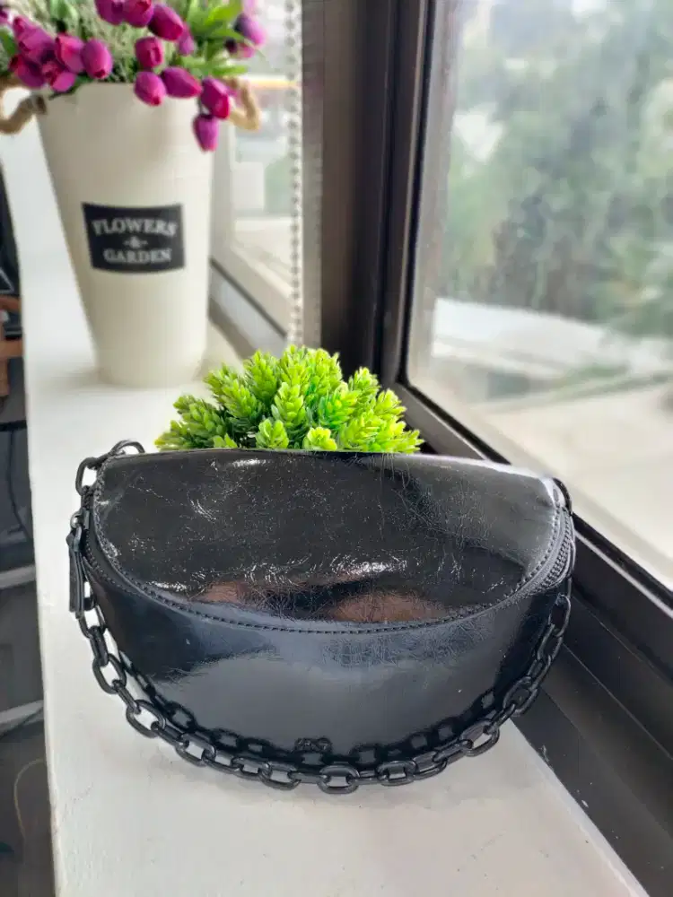 SLING BAGS HITAM / TAS HITAM GLOSSY