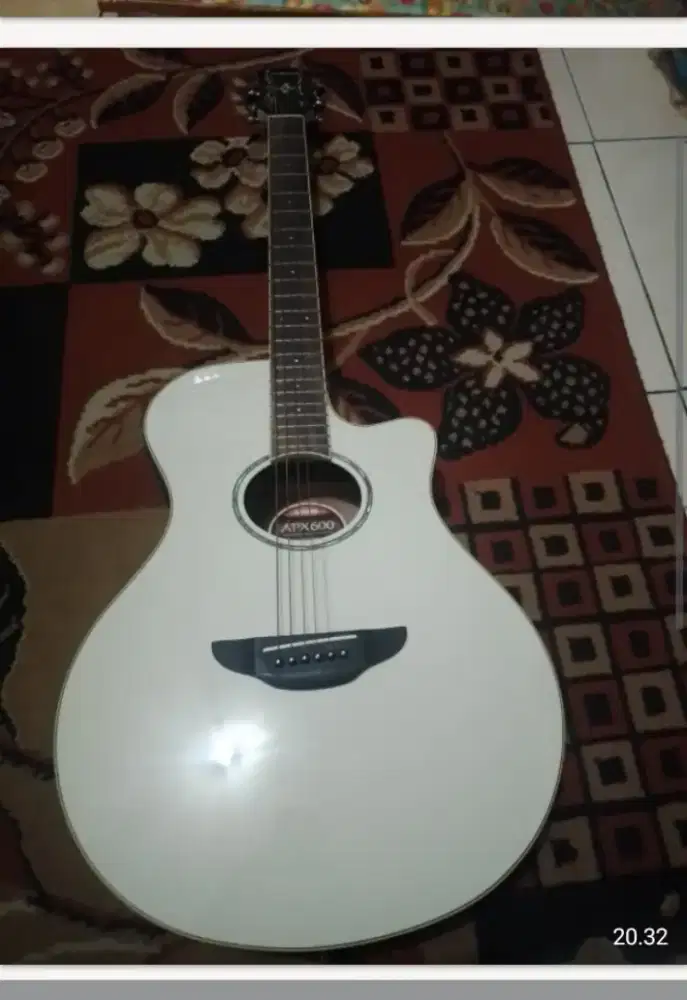 Gitar Yamaha apx 600 warna putih