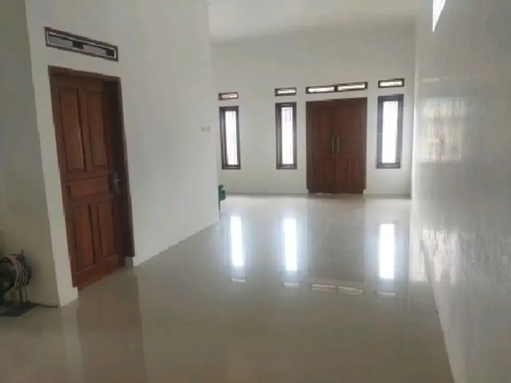 Dijual Rumah dengan Ruangan Luas Cocok untuk Usaha – Cantilan, Kutawaringin Ref.05229