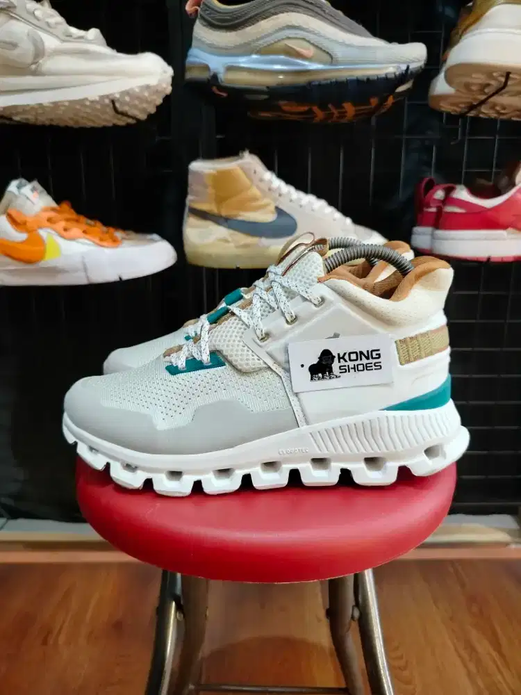 SEPATU ON RUNNING CLOUD HI EDGE WHITE ALOE 38