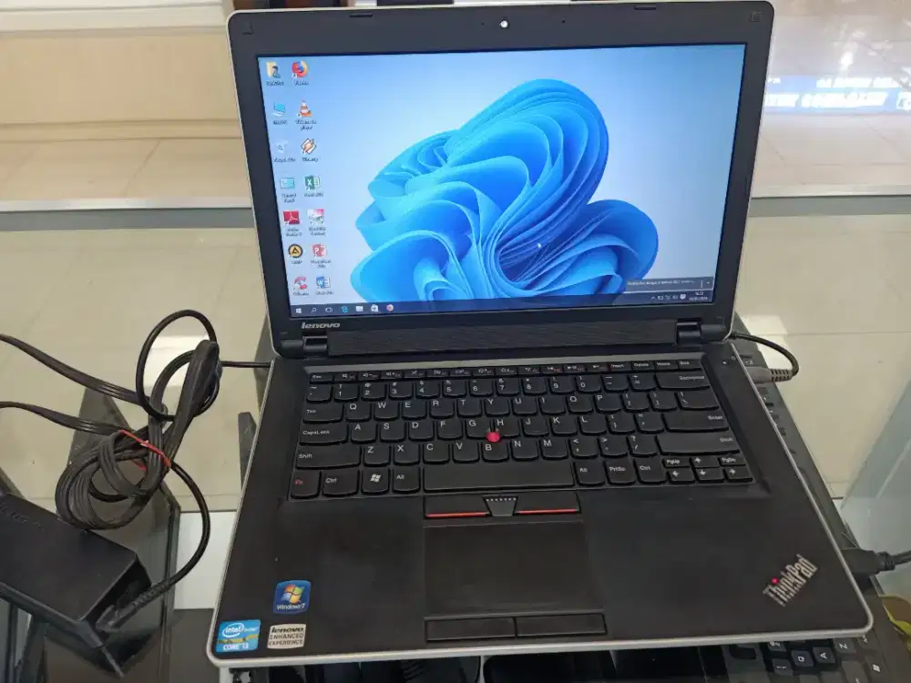 LAPTOP LENOVO CORE I3 RAM 4GB HDD 320GB Siap Pakai