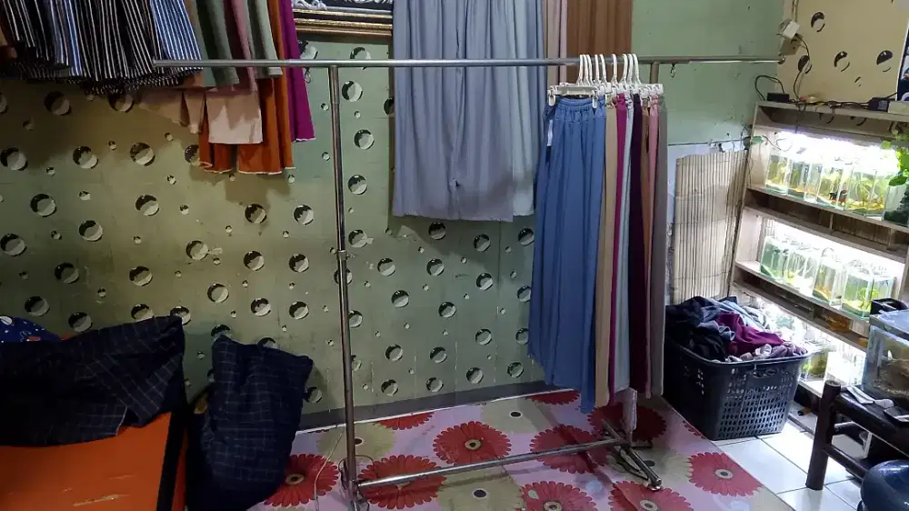 Gawang baju bekas masih baru