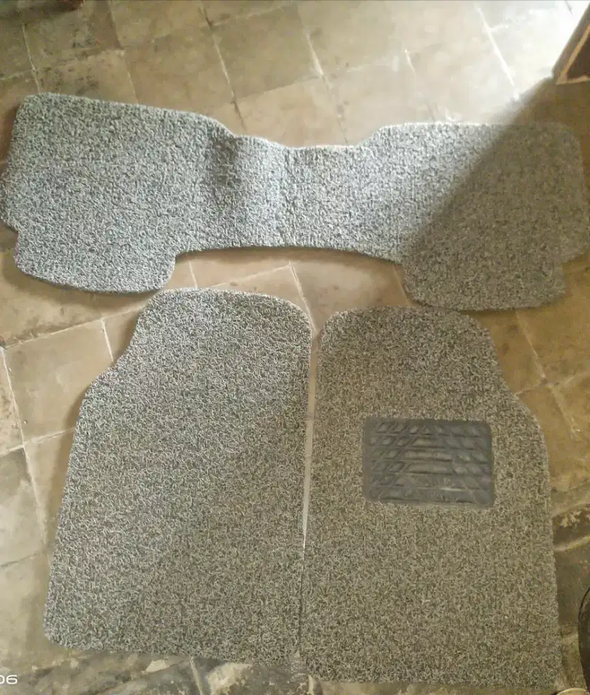 Karpet mie bekas pakaian mobil Ayla 2016