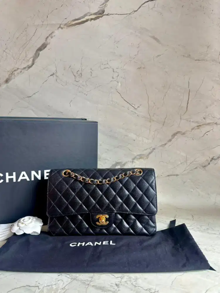 Chanel classci caviar Medium black GHW