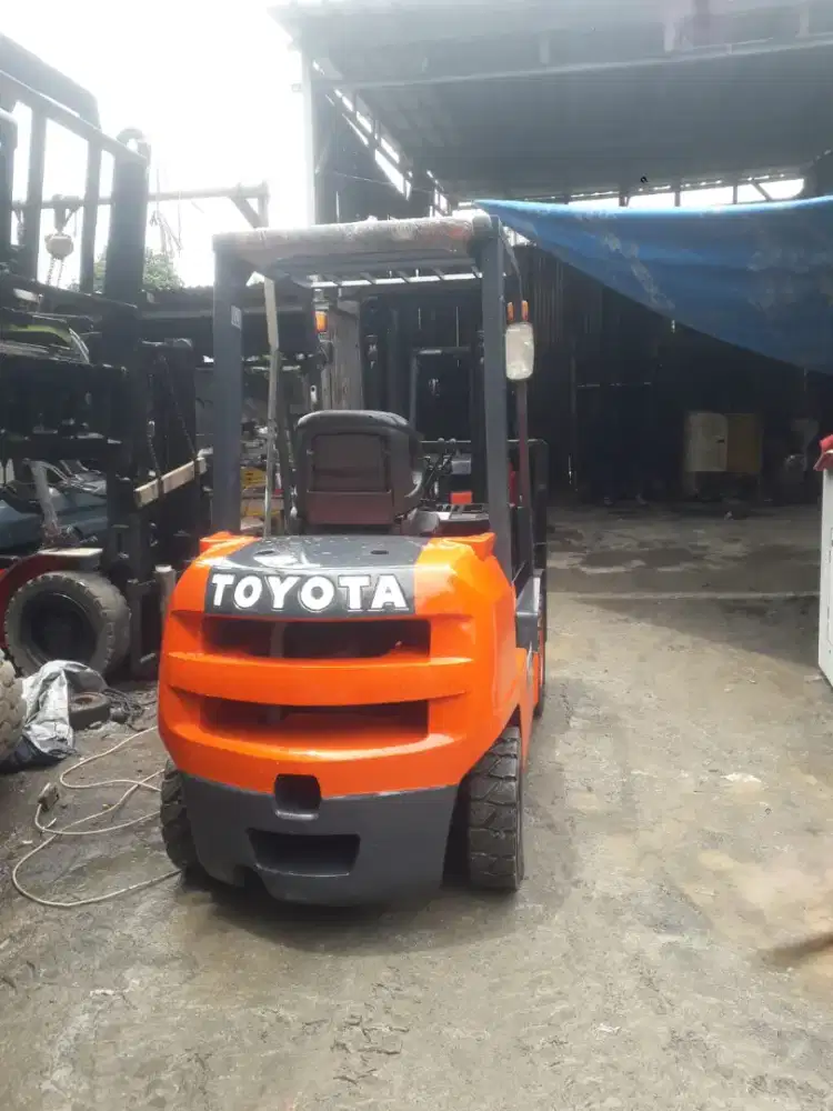 Forklift Toyota 2,5 Ton,Matic,Tiang Threelift,Seri FDZN25,Tahun 2019
