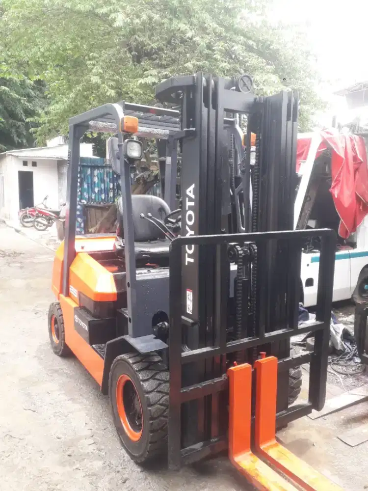 Forklift Toyota 2,5 Ton,Matic,Tiang Threelift,Seri FDZN25,Tahun 2019